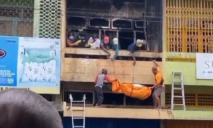 Jasad yang hangus terbakar dalam ruko kawasan Gang siku, Pasar Jambi diketahui identitaasnya, yaitu bernama M. Arifin Daud Warga RT 10, Kasang Jaya, Kecamatan Jambi Timur.