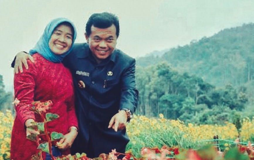 Al Haris bersama istrinya Hesnidar.