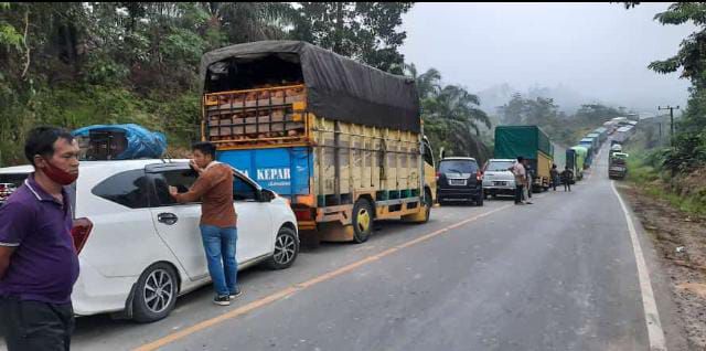 Truck Muatan Trafo 50 Ton Melintang di Jalimtim Dusun Mudo