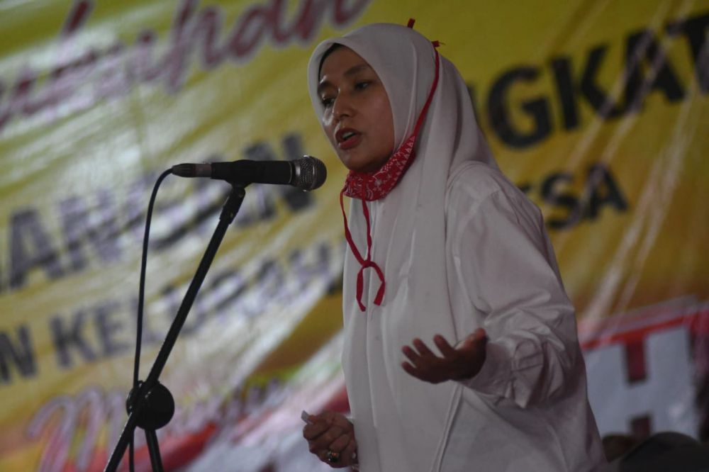 Bakal calon wakil gubernur Jambi, Ratu Munawaroh mengukuhkan tim pemenangan di Kelurahan Teluk, Kecamatan Pengabuan.