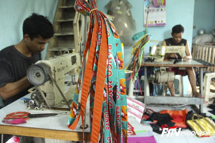 Pekerja saat menyelesaikan kerajinan tangan berbentuk tas yang terbuat dari limbah plastik makanan di Kawasan Cisauk, Tangerang, Banten, (4/6). Pemerintah akan memberikan stimulus bagi pelaku Usaha Mikro Kecil dan Menengah (UMKM) untuk pengajuan maupun pembayaran kredit, melalui produk kredit usaha rakyat (KUR) dan kredit ultra mikro (UMi) sebagai upaya dukungan di tengah meluasnya wabah virus Corona. Foto: FAISAL R.