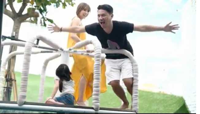 Kebersamaan Gading Marten, Gisella Anastasia bareng anaknya, Gempita Nora di sebuah taman bermain di Bali. 