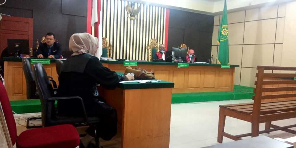 Saat sidang kasus narkoba dengan terdakwa Raja Inka Pratama di Pengadilan Negeri Jambi. Dari sidang ini terdakwa divonis 6 tahun penjara.