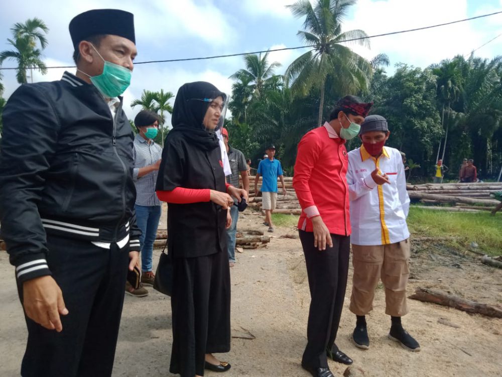 Ratu Munawaroh Sambangi Warga Tengah Gotong Royong.
