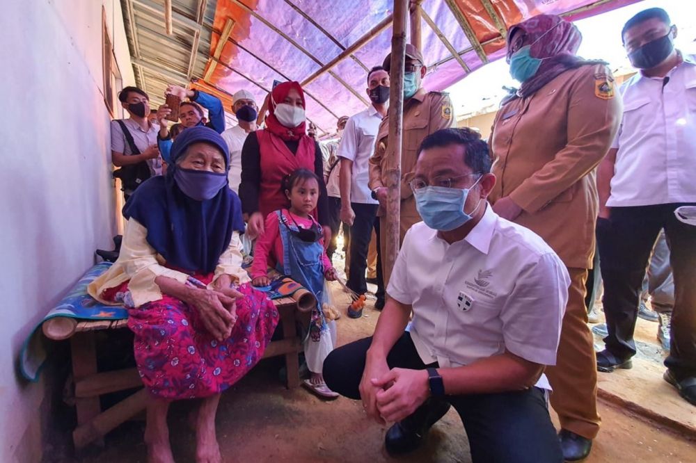 Menteri Sosial Juliari P. Batubara mengunjungi korban bencana longsor di Kecamatan Sukajaya Kabupaten Bogor. 