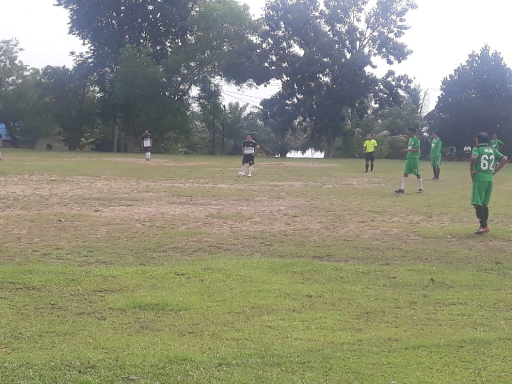 Cagub Al Haris saat bermain sepakbola di Kenali Asam Bawah.