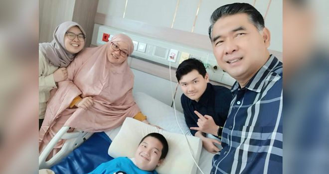 Sy Fasha bersama istri dan ketiga anaknya.