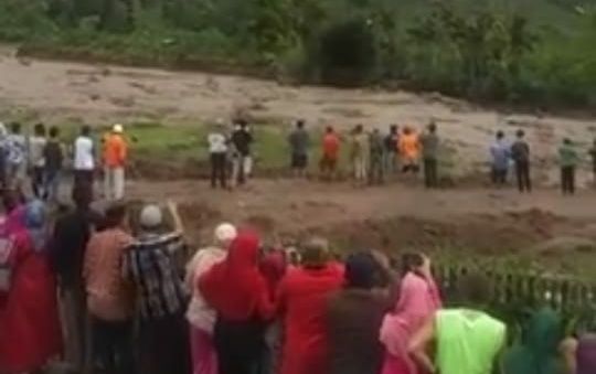 Banjir Bandang Kayu Bercampur Lumpur, Terjang Desa Talang Kemuning Kerinci