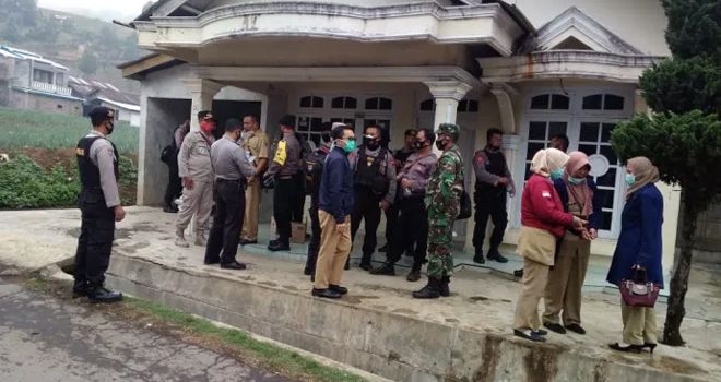 Camat Bumijawa bersama anggota TNI dan Polri menjaga ketat wilayah Desa Sigedong, usai keributan saat pemakaman jenazah suspect Covid-19, Selasa (22/9) lalu.