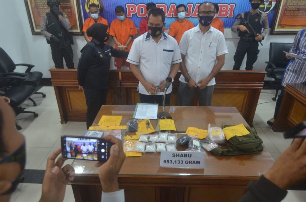 Narkoba jenis sabu yang diamankan petugas dari tangan lima tersangka yang berperan sebagai kurir.