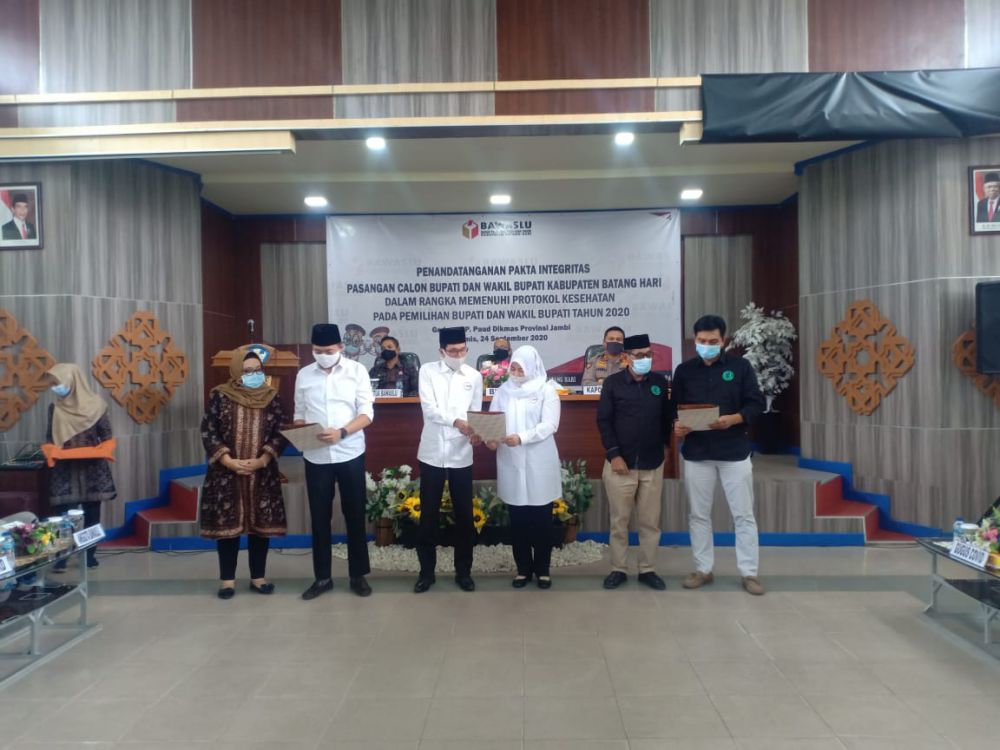 Badan Pengawas Pemilihan Umum (Bawaslu) Kabupaten Batanghari menggelar kegiatan Penandatanganan Pakta Integritas Pasangan Calon Bupati dan Wakil Bupati Kabupaten Batanghari