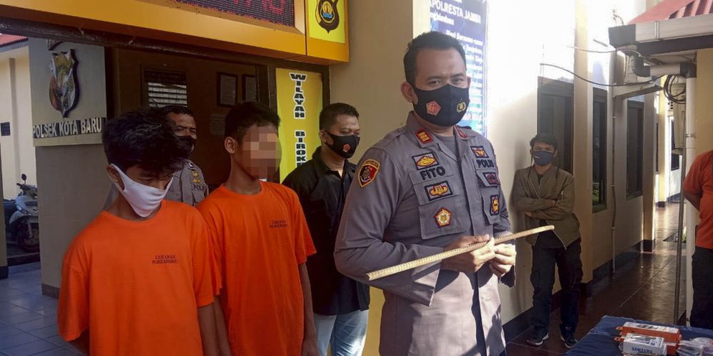 DOC/JE
DIPERIKSA : Dua tersangka pencurian konter HP masih mendekam di sel tahan Polsek Kotabaru, sementara rekan mereka IW masih berkeliaran