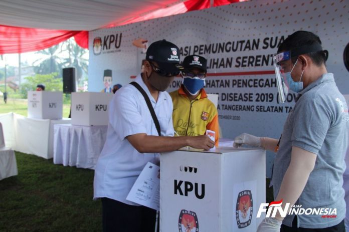 Pemilih menunjukan kertas surat suara saat pelaksanaan simulasi pemungutan suara dengan protokol kesehatan pecegahan dan pengendalian COVID-19 pada Pilkada serentak 2020 di TPS Lapangan PTPN Cilenggang, Kecamatan Serpong, Tangerang Selatan, (14/9). Simulasi pemungutan suara dengan protokol kesehatan pecegahan dan pengendalian COVID-19 tersebut guna memberikan pembelajaran kepada pemilih dalam pelaksanaan pemungutan suara Pilkada serentak 2020 di tengah pandemi COVID-19 yang akan berlangsung pada 9 Desember 2020 mendatang. FOTO: FAISAL R. SYAM / FAJAR INDONESIA NETWORK.