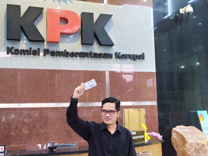 Kabiro Humas KPK Febri Diansyah berpose usai mengumumkan pengunduran dirinya di Gedung Merah Putih KPK, Kuningan, Jakarta, Kamis (24/9). 