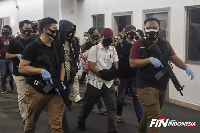 Polisi berhasil menangkap pelaku pelecehan seksual dan pemerasan pada calon penumpang bandara Soetta, Tangerang, Banten, (25/9). Polisi mengamankan EFY pelaku pemerasan dan pelecehan terhadap wanita berinisial LHI di Terminal 3 Bandara Soekarno Hatta. Foto: Faisal R. Syam / Fajar Indonesia Network.