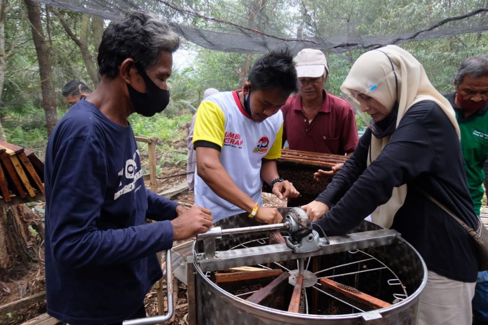 Ratu Munawaroh saat mengunjungi peternakan lebah madu.