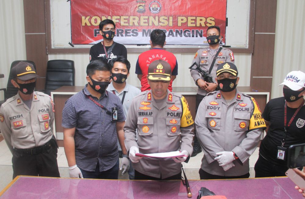Polres Merangin saat menggelar konferensi pers atas tangkapan pelaku penjual emas hasil peti berinisial SF yang merupakan warga Desa Pulau Aro, Kecamatan Tabir Ulu.