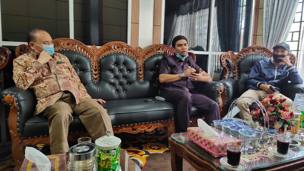 Ketua dprd saat jumpa pers.