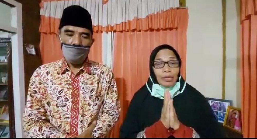 Kedua orang tua Hari Putra bapak Burhanuddin dan ibu Fatmawati.