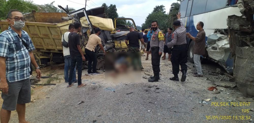 Bus dan Truk Adu Kambing di Bungo.