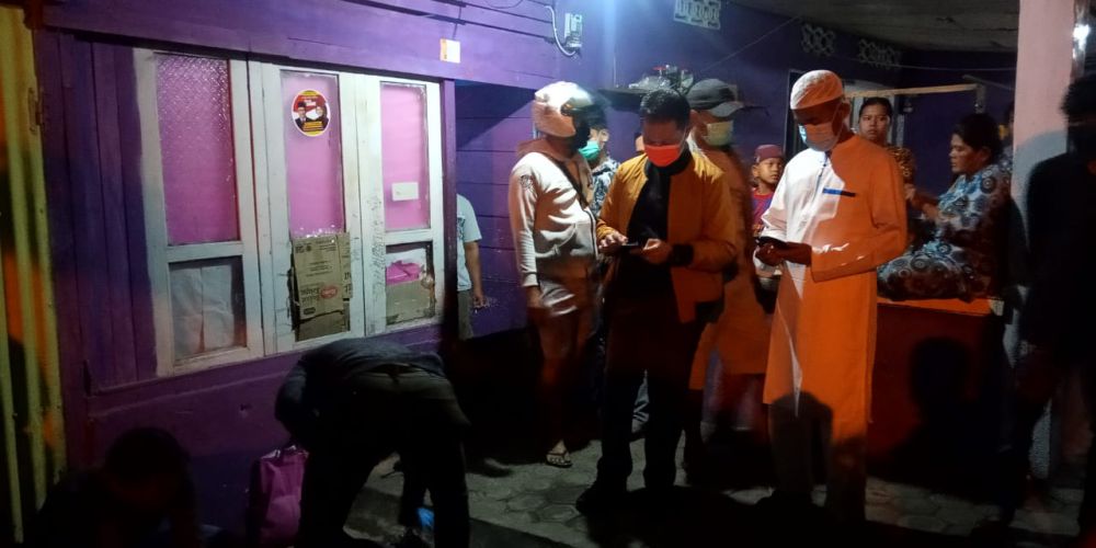 Polisi saat melakukan olah TKP di Legok Rabu (30/9).