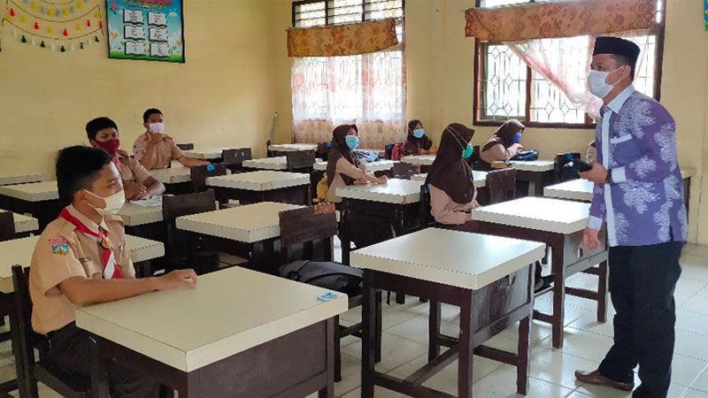 Proses beajar mengajar secara tatap muka di di SMPN 21 Tanjabtim, selama masa Covid 19.