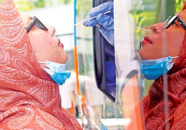 Pelaksanaan tes PCR masal di kantor Kecamatan Benowo. Animo masyarakat cukup tinggi meski dibatasi hanya sampai 200 orang. 