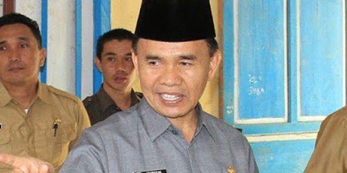 Bupati Adi Rozal.