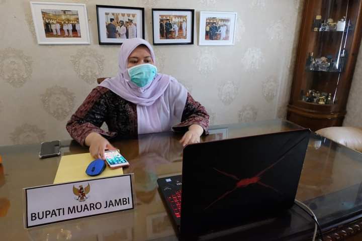 Bupati Muaro Jambi Hj Masnah Busro SE.