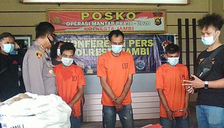 Tiga orang tersangka pembunuh pedagang kentang berhasil diamankan petugas saat pelariannya di Musi Banyuasin (Muba), Sumatera Selatan.