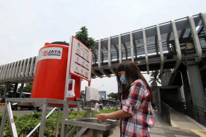 Warga menerapkan 3M sebagai upaya pengendalian wabah Covid-19.