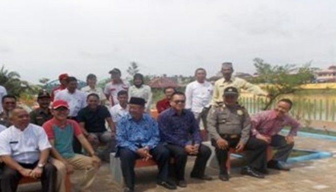 Cagub Jambi Drs H Cek Endra (baju batik biru) saat bersantai di Taman Cik Mina Sarolangun beberapa waktu lalu.