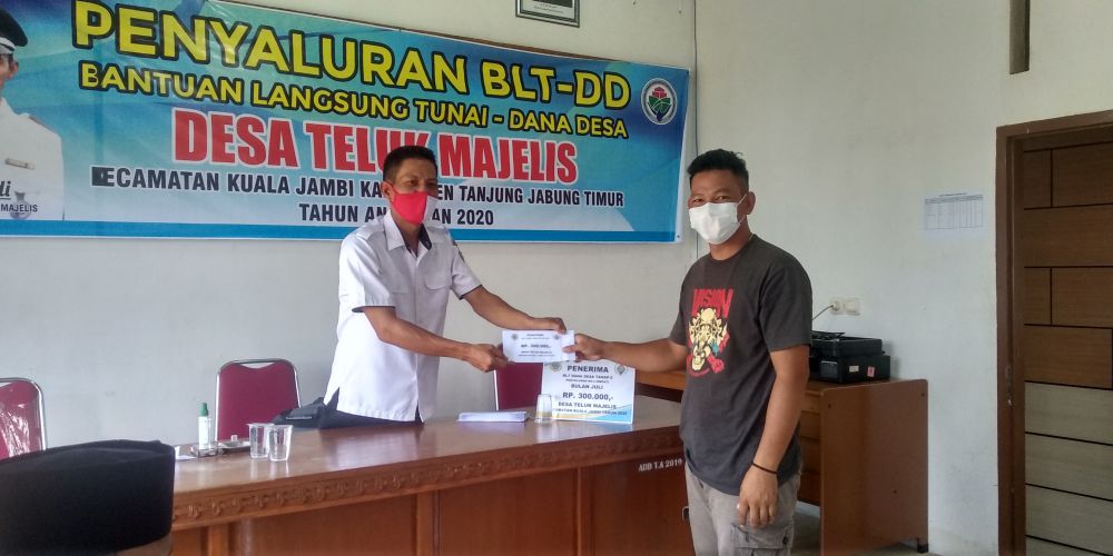 Penyaluran dana BLT-DD tahap II di Desa Teluk Majelis.