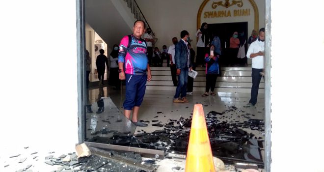 Gedung DPRD Kota Jambi rusak setelah diserang pelajar siang ini (7/10).