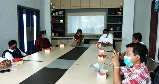 Bakal Calon Wakil Gubernur Jambi, Ratu Munawaroh, menyambangi kantor Graha Pena Jambi Ekspres, Rabu (7/10).