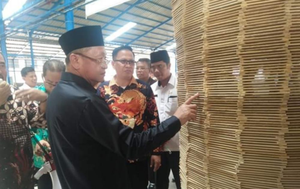 Drs H Cek Endra saat meresmikan pabrik pensil di Sarolangun. Diketahui, keberadaan pabrik ini dapat menyerap tenaga kerja lokal