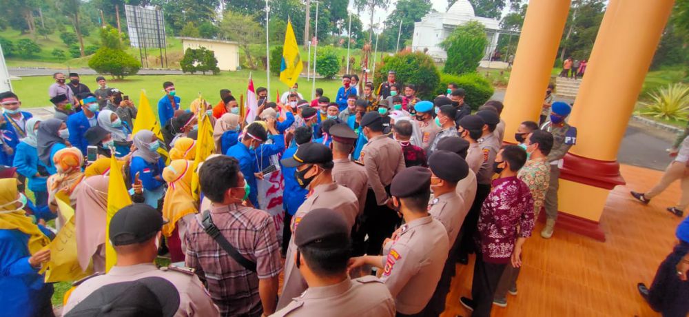 Unjuk Rasa di DPRD Tanjabtim Sempat Memanas.