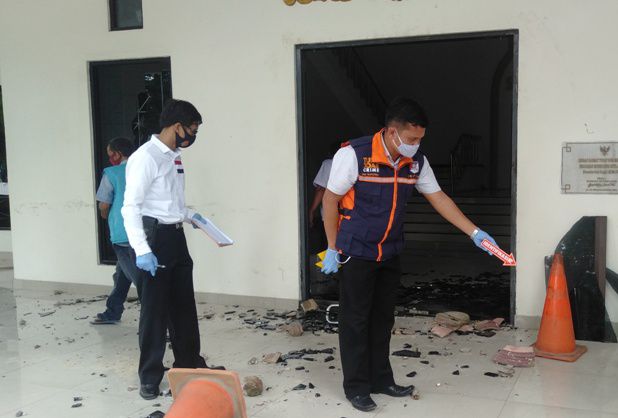 Polisi saat melakukan olah TKP di DPRD Kota Jambi Rabu (7/10).