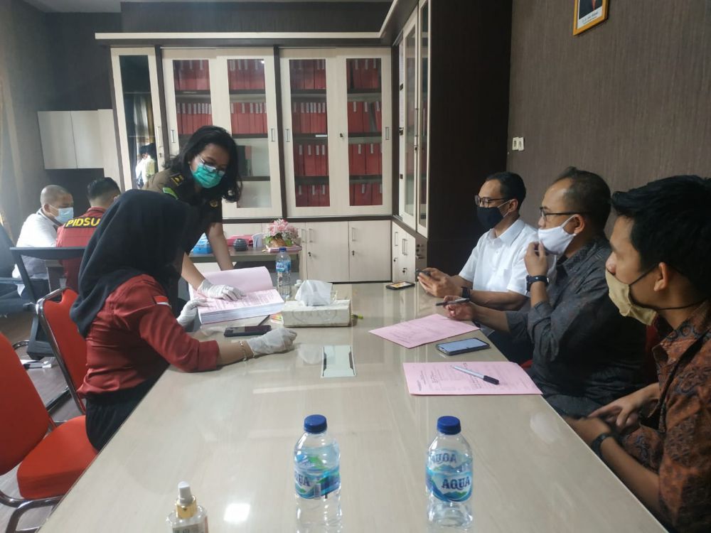 Kejati saat memeriksa berkas perkara dua tersangka kredit fiktif Bank Mandiri Samratulangi Jambi tahun 2013 dan 2014.