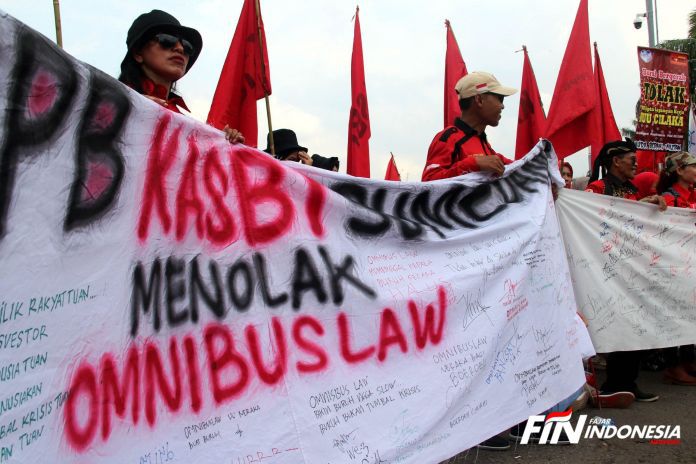 Sejumlah demontrans melakukan aksi demo menolak omnibus law Rancangan Undang-undang Cipta Lapangan Kerja (RUU Cilaka) di depan Gedung DPR/DPD/MPR RI, Senayan, Jakarta, Senin (13/1/2020). 