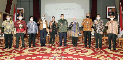 10 menteri dan kepala badan di kantor Kemenko Perekonomian, Jakarta, Rabu (7/10).