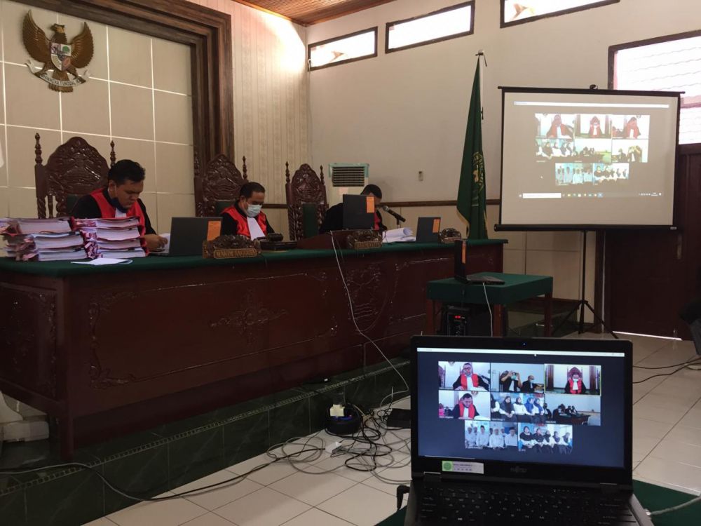 Saat sidang kasus penyerangan anggota polisi di Pengadilan Negeri Muaro Bungo. Para terdakwa divonsi hukuman penjara 6 bulan untuk wanita dan 8 bulan penjara untu pria