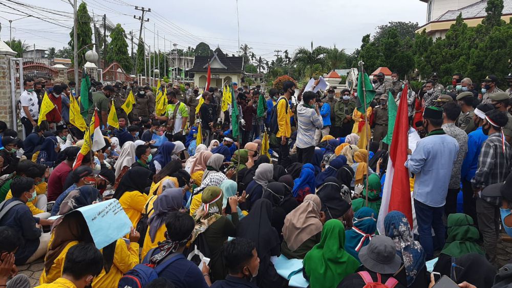 Gabungan Organisasi Mahasiswa Padati Gedung DPRD Batanghari.
