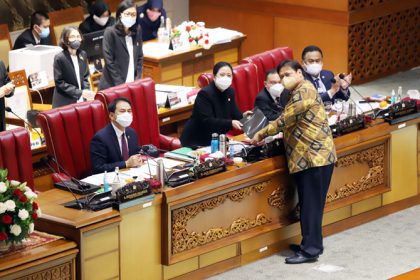 Menko Perekonomian Airlangga Hartarto (kedua kanan) menyerahkan berkas pendapat akhir pemerintah kepada Ketua DPR Puan Maharani (kedua kiri) saat pembahasan tingkat II RUU Cipta Kerja pada Rapat Paripurna di Kompleks Parlemen, Senayan, Jakarta, Senin (5/10/2020).