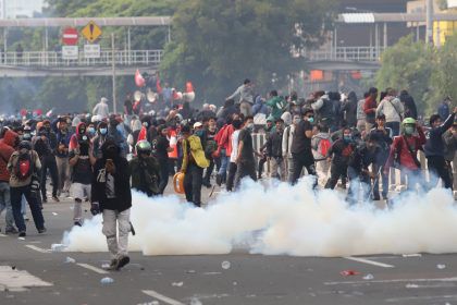 Para pengunjuk rasa yang menolak Omnibus Law UU Cipta Kerja di Kawasan Harmoni, Jakarta Pusat, Kamis (8/10).