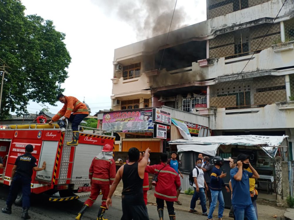 Satu Unit Ruko di Cempaka Putih Terbakar Dilalap Sijago Merah.