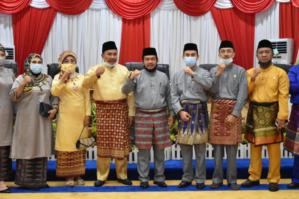 Foto bersama Plt Bupati Sarolangun bersama unsur pimpinan DPRD Sarolangun.