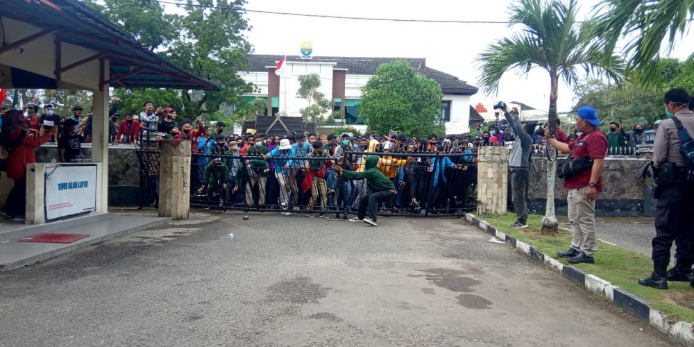 Pendemo Coba Masuk Dengan Mendorong Pagar.