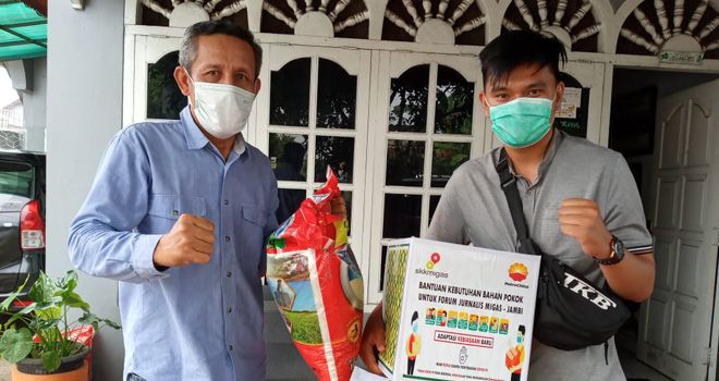  SKK Migas dan PetroChina memberikan bantuan sembako kepada wartawan yang tergabung dalam Forum Jurnalis Migas (FJM). 