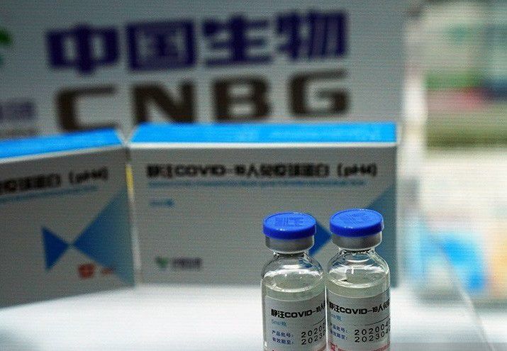 Sebuah stan yang menampilkan kandidat vaksin virus corona dari China National Biotec Group (CNBG).